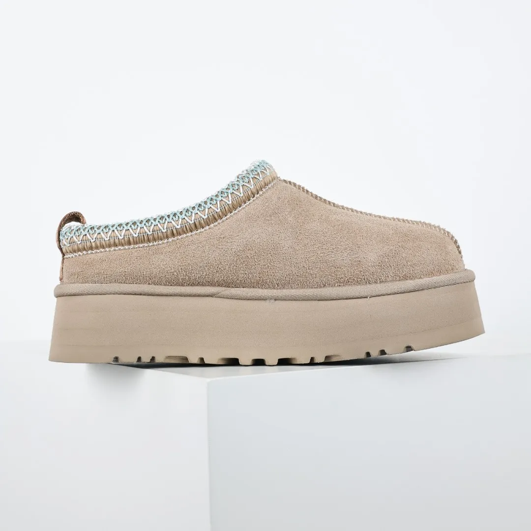 Pick up locally 💰540 The core recommendation is good price UGG Tazz series Sand color half-flops Xiaohongshu hot model Henan Longfeng leather production Sheepskin integrated Top quality in the market Waterproof upper material 2-3 cm cashmere insole to keep warm in winter and a very suitable choice for home use UUG has launched a style series in the new year, partly skewed towards the preferences of young consumers, and has also been at the forefront of fashion trends. Shoe body material Water-repellent coated suede upper 17mm UGGPURE™ implanted wool insole Lightweight non-slip comfortable rubber outsole With brand LOGO Trademark Comes with full packaging Size: 35 36 37 38 39 40